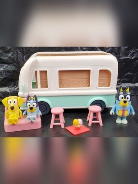 Moose 2018 Bluey Transforming Ice Cream Truck Playset Figures - INCOMPLETE - GUC